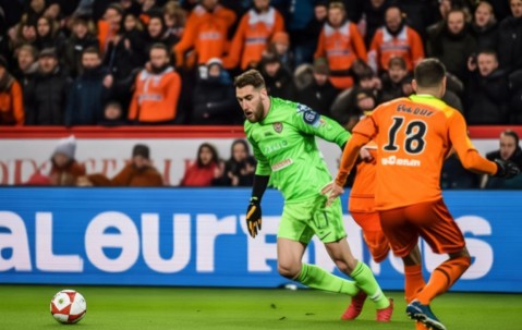 洛里昂門(mén)將撲救失誤淚灑球場(chǎng)，球隊降級后的反思與重建之路